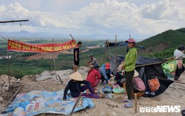 Ảnh: Dân dựng lều trại, ngăn cản thi công lò đốt rác ở Quảng Nam