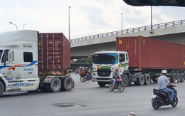 Ớn lạnh 'hung thần' container tung hoành trên đường phố Sài Gòn