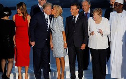 Vẻ mặt của ông Donald Trump khi vợ có hành động thân mật với người khác khiến cư dân mạng thích thú