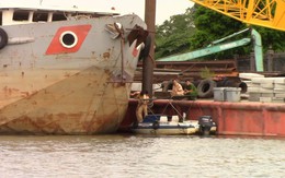 Xà lan gần 2.000 tấn tông sập cầu cảng, chìm ca nô trên sông Sài Gòn