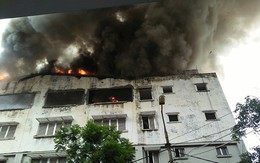 Cháy lớn tại dãy nhà trên phố Lạc Trung, khói đen bốc cao hàng chục mét