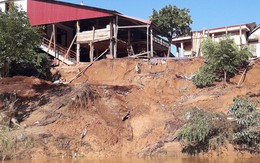 Cận cảnh sạt lở ven Sông Gianh, nhiều nhà dân nguy cơ bị "hà bá" nuốt chửng
