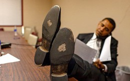 Những bức ảnh đời thường của vợ chồng Obama ngày xưa: Đôi giày rách gắn bó một thời với cựu Tổng thống Mỹ hóa ra có ý nghĩa đặc biệt