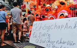 Tiểu thương chợ Trung thu truyền thống Hà Nội đồng loạt treo biển "Không chụp ảnh, hãy là người có văn hoá!"