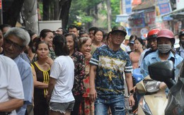 Ảnh, clip: Người dân Hà Nội đội mưa, xếp hàng dài cả tuyến phố để chờ mua bánh Trung thu Bảo Phương