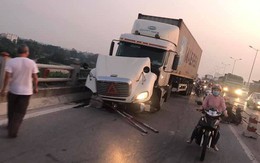 Hà Nội: Container tông hàng loạt xe máy, 1 người bay xuống sông Hồng
