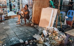 Trung thu đi qua để lại bãi rác "siêu to khổng lồ" ở khu chợ truyền thống Hà Nội