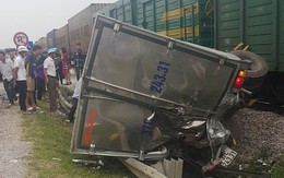 Xe tải vượt đường sắt, tàu hỏa chở hàng đứt khúc la liệt ở Nghệ An