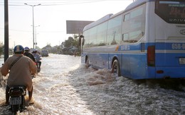 Quốc lộ 1A chìm trong nước, CSGT huy động xe chuyên dụng giải cứu