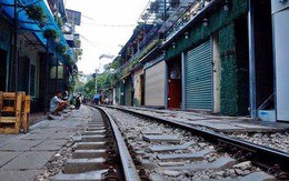 Hà Nội: Phố cà phê đường tàu vắng hoe ngày chính thức bị đóng cửa