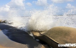 Ảnh: Sóng lớn công phá bờ kè, uy hiếp bãi biển Cửa Đại