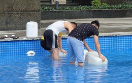 Hi hữu thiếu nước sạch ở Hà Nội: Người dân múc nước bể bơi về dùng, rồng rắn xếp hàng như thời bao cấp