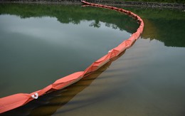 Tiếp tục hút bùn kênh dẫn nước sông Đà sau gần 20 ngày vụ đổ trộm dầu thải