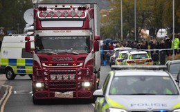 Hành động của lực lượng cảnh sát Anh khi xe chở 39 thi thể trong container rời đi để phục vụ công tác điều tra vừa xót xa, vừa ấm lòng