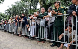 Thương binh xếp hàng dài chờ đăng ký mua vé trận Việt Nam - UAE