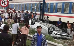 Tàu hỏa đâm lật xe con, nữ tài xế ở Nghệ An thiệt mạng trong xe