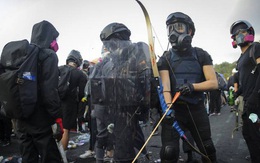 Hồng Kông hóa chiến địa: Người biểu tình cấm đường, phục kích, trường học thành trại tập huấn bắn cung, ném bom