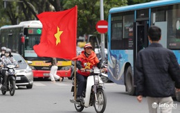 Cổ động viên Việt Nam "nhuộm đỏ" phố phường Thủ đô trước giờ bóng lăn