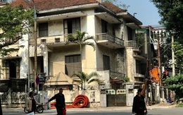Bên trong căn biệt thự kiểu Pháp hoang tàn trên "đất vàng" Hà Nội trở thành nơi gửi xe