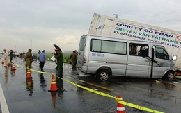 Xe khách chở các nhà sư tông xe container, 2 người chết và 11 người trọng thương