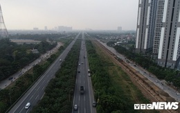 Ảnh: Công nhân xén dải phân cách, mở rộng đường gom Đại lộ Thăng Long