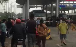 Người dân mang phương tiện đến trạm thu phí phản đối việc thu phí