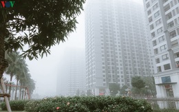 Ảnh: Nhà cao tầng ở Hà Nội "mất hút" giữa màn sương mù dày đặc