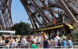 Tháp Eiffel đóng cửa do nhân viên đình công