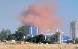 Nhà máy thép Hòa Phát Dung Quất nhả khói màu hồng bất thường