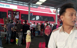 CLIP: Người lao động mang vác hành lý rời Phú Quốc về quê ăn Tết