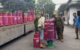 Tạm giữ hàng trăm chai LPG mang nhãn hiệu Petro Vietnam để xác minh làm rõ