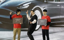 Khoảng thời gian hạnh phúc ngập tràn của Elon Musk: Vui vẻ nhảy múa trên sân khấu khi cổ phiếu Tesla thăng hoa, sắp đạt KPI vốn hóa 100 tỷ USD