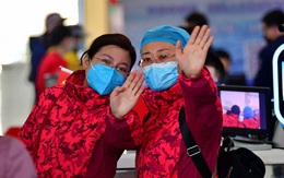 Sụt 2kg ngay hôm đầu đến Vũ Hán làm việc, các bác sĩ tuyến đầu chống virus corona vẫn lạc quan: "Khi dịch bệnh qua đi, chắc chắn sẽ thử đồ ăn ở Vũ Hán"