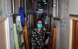 Không thể ra ngoài, hàng nghìn người nghèo Hong Kong nhốt mình trong "nhà quan tài" từ sáng đến đêm vì sợ virus corona