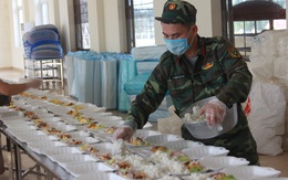 'Đột nhập' bếp ăn quân đội phục vụ hàng trăm người ở khu cách ly Hà Nội