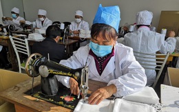 Tình nguyện viên Trung Quốc đồng lòng sản xuất khẩu trang, hỗ trợ chống dịch bệnh corona: Trong cơn bĩ cực mới thấy tấm lòng