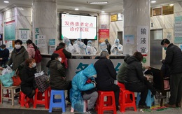 Bệnh viện ở Vũ Hán quá tải, người dân xếp hàng 7 tiếng đồng hồ dù đang sốt cao