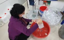 Phát hiện cơ sở sản xuất nước rửa tay chống virus Corona bằng “công nghệ” xô chậu tự pha chế