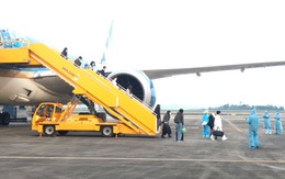 Sân bay Vân Đồn đón 93 người Việt Nam về từ Anh theo quy trình khép kín không vào nhà ga
