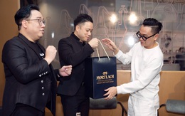 Đạo diễn Victor Vũ, doanh nhân Dương Quốc Nam cùng NTK Công Trí mừng ra mắt “Tuyệt tác giấu kín”