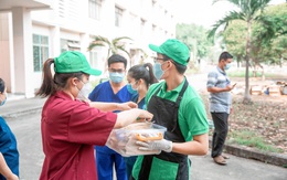 Ấm lòng mùa Covid-19: 1100 ổ bánh mì đã đến với khu cách ly KTX Đại học Quốc Gia TP.HCM