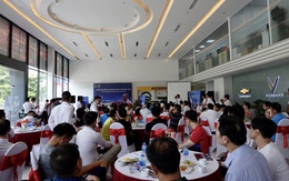 VinFast giảm giá sốc tháng 5 - Khách hàng đến lái thử và khám phá LUX đông nghịt