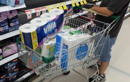 Giải mã hiện tượng "panic buying" khiến kệ hàng trong các siêu thị trống trơn, người mua ẩu đả vì những bịch giấy vệ sinh
