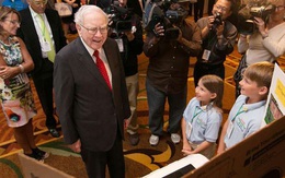 Tỷ phú Warren Buffett: Chờ con lớn mới dạy về tiền bạc là quá muộn, áp dụng các bài học tài chính sớm, trẻ có tương lai thành công