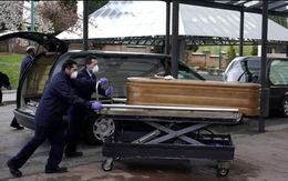 Thảm cảnh Covid-19 ở Tây Ban Nha: Sân băng biến thành nhà xác, người già bị bỏ rơi, chết trong viện dưỡng lão