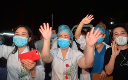 0h ngày 12/4, Bệnh viện Bạch Mai chính thức được dỡ bỏ lệnh phong toả: Hàng trăm y bác sĩ bật khóc vì được về với gia đình