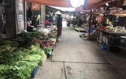 Hà Nội: Chợ vắng, tiểu thương đồng loạt giảm giá đẩy hàng