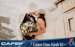 Gian nan chuyện kết hôn mùa Covid-19: Phải tổ chức đám cưới "không khách" qua Zoom, muốn dời lại cũng mất cả đống tiền