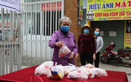Ảnh: "Ai cần cứ đến lấy" và hàng trăm suất ăn miễn phí dành tặng người lao động nghèo giữa mùa dịch Covid-19 ở Hà Nội