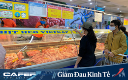 Siêu thị mùa dịch COVID-19: Saigon Co.op chính thức áp dụng khoảng cách 2m - rào chắn quầy thu ngân, tích cực làm việc với nhà cung để giảm giá thịt heo và hàng thiết yếu